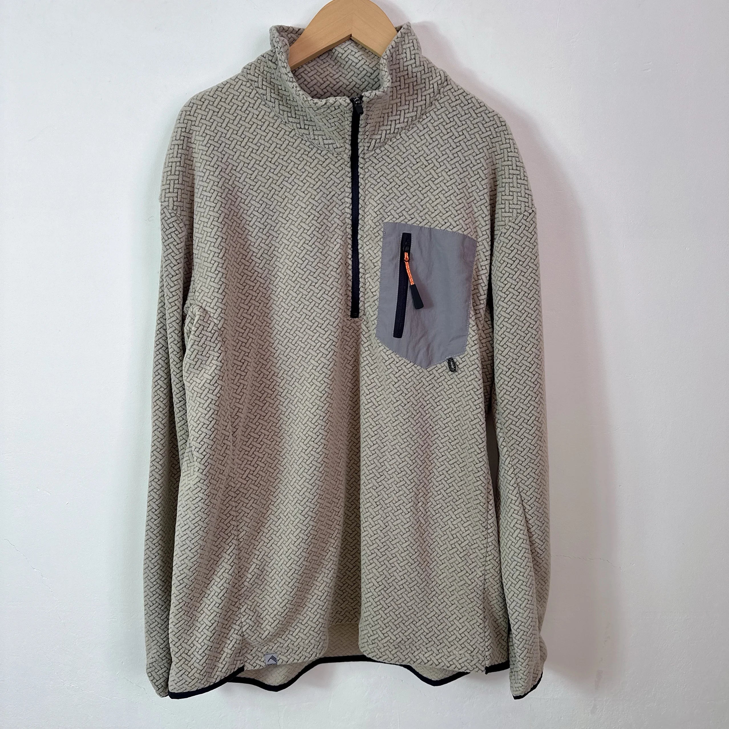 Sudadera casual caqui claro vista trasera Hilos & Co streetwear
