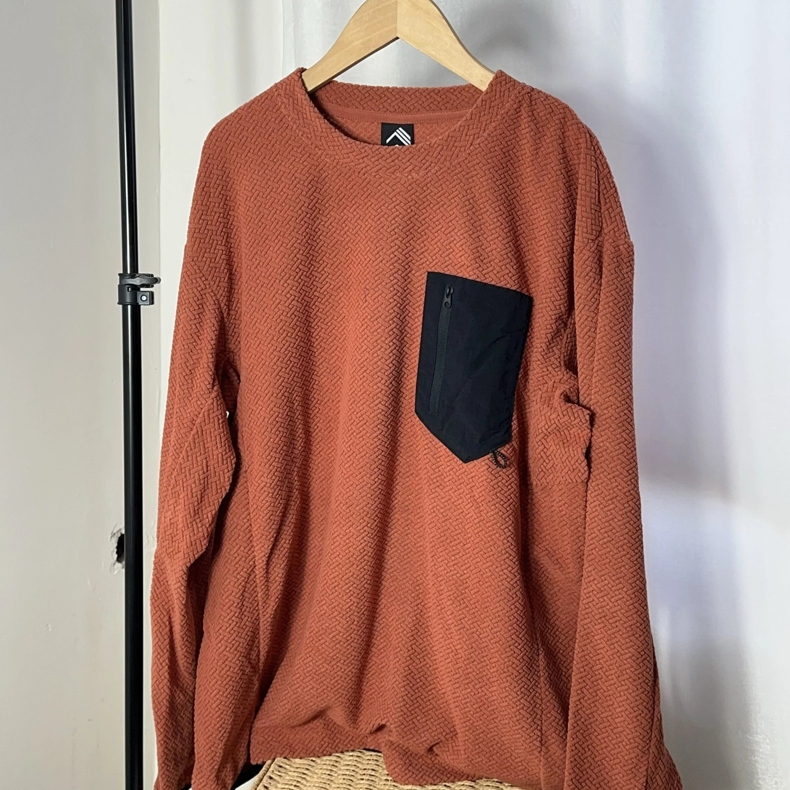 Sudadera rojo ladrillo cuello redondo unisex streetwear Hilos & Co